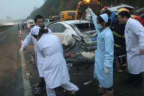 12月8日，醫(yī)護(hù)人員在車禍現(xiàn)場(chǎng)救援。新華社發(fā)