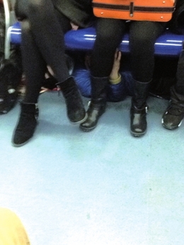 2號(hào)線西直門站附近，男子伸手摸腿。讀者供圖