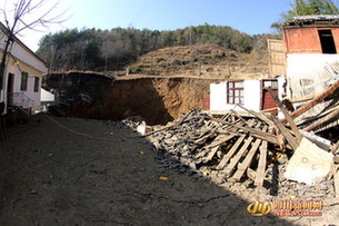 高清：四川廣元現(xiàn)直徑60米天坑 地陷致11間房被埋