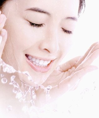 常對(duì)電腦3個(gè)小時(shí)就該洗臉 皮膚發(fā)干應(yīng)常補(bǔ)水