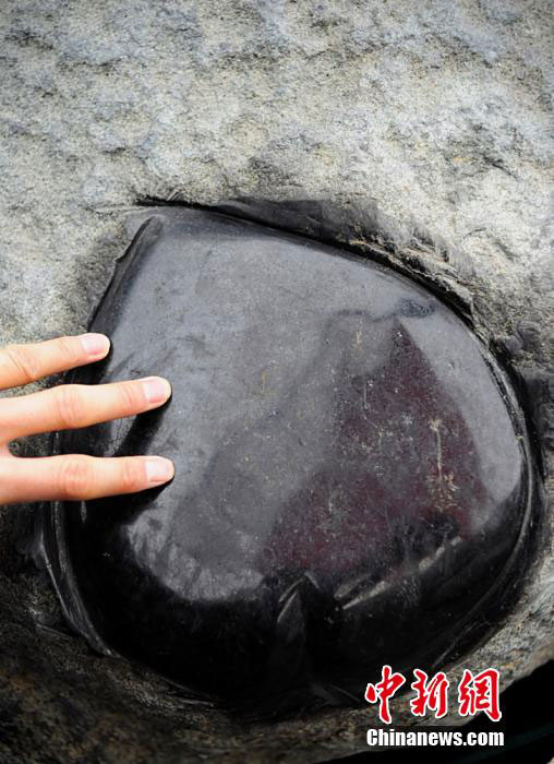 高清組圖：2噸隕石在新疆一商城門(mén)口當(dāng)“迎賓”【2】