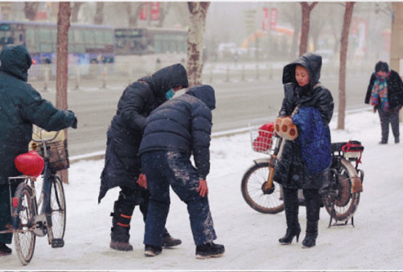 沈陽老翁雪中被撞倒:我有醫(yī)保 你上班去吧