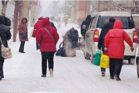沈陽(yáng)老翁雪中被撞倒:我有醫(yī)保 你上班去吧