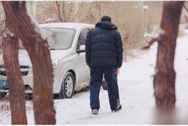 沈陽(yáng)老翁雪中被撞倒:我有醫(yī)保 你上班去吧