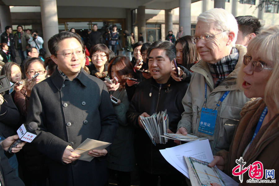  1月1日，南京市機(jī)關(guān)大院舉行首個“公眾開放日”活動。圖為南京市委書記楊衛(wèi)澤在市委辦公廳門前接待市民代表。 中國網(wǎng)圖片庫 劉建華攝