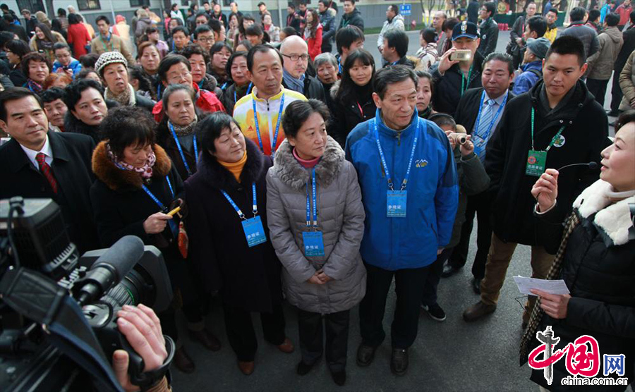 2014年1月1日，江蘇省南京市，南京市政協(xié)的公務員志愿者給前來參觀的市民講解南京市政協(xié)的相關(guān)情況。 中國網(wǎng)圖片庫 劉建華攝影