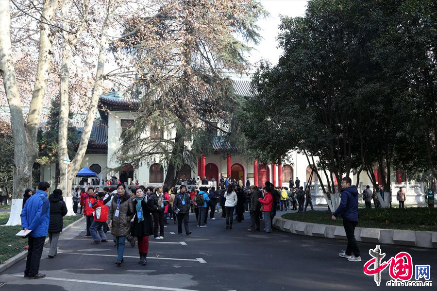 1月1日，市民在南京市政府大院參觀。 中國網(wǎng)圖片庫 顏閩航攝影