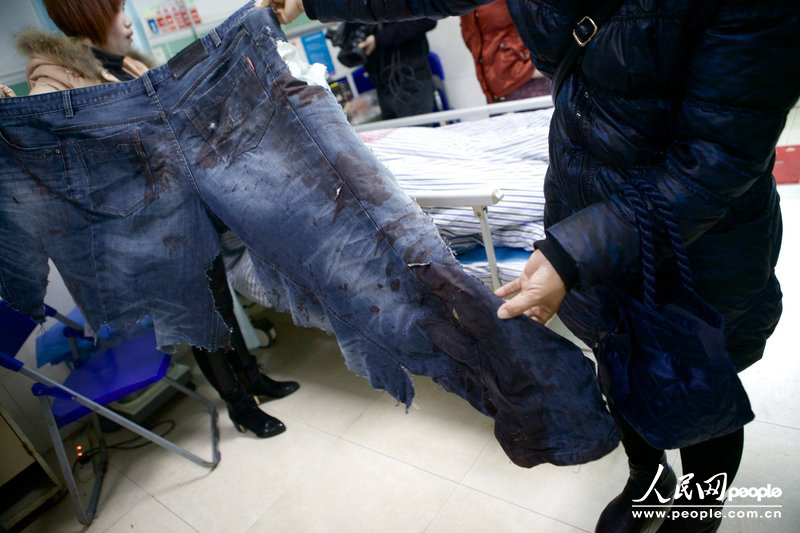 12月30日，深圳，家屬出示當時陳錦華身穿的衣服，已經(jīng)被砍得破破爛爛。王子榮/CFP