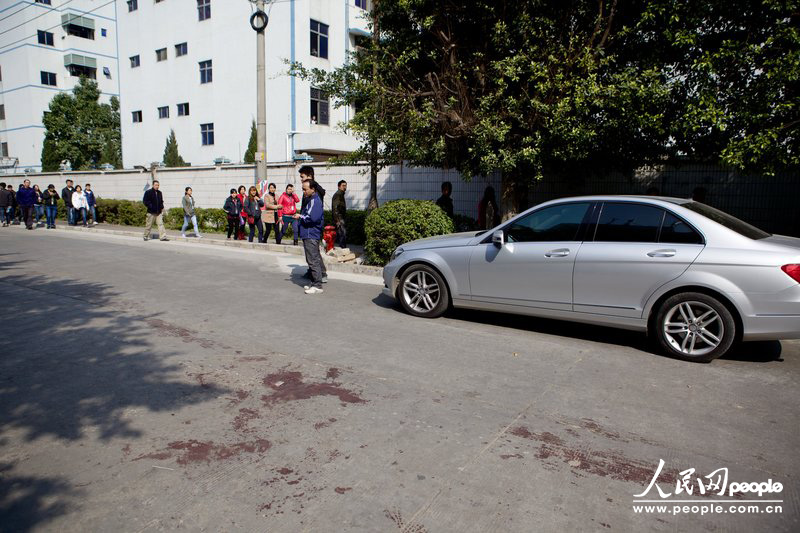 12月30日，深圳，事發(fā)地埔廈路一處地面仍然血跡斑斑。陳錦華當時開的車仍然停在現(xiàn)場。王子榮/CFP