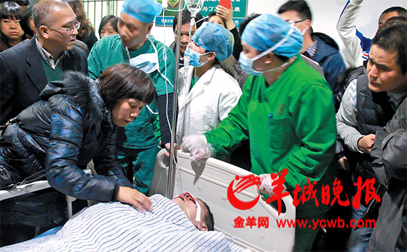 晚上9時(shí)30分陳錦文被推出手術(shù)室