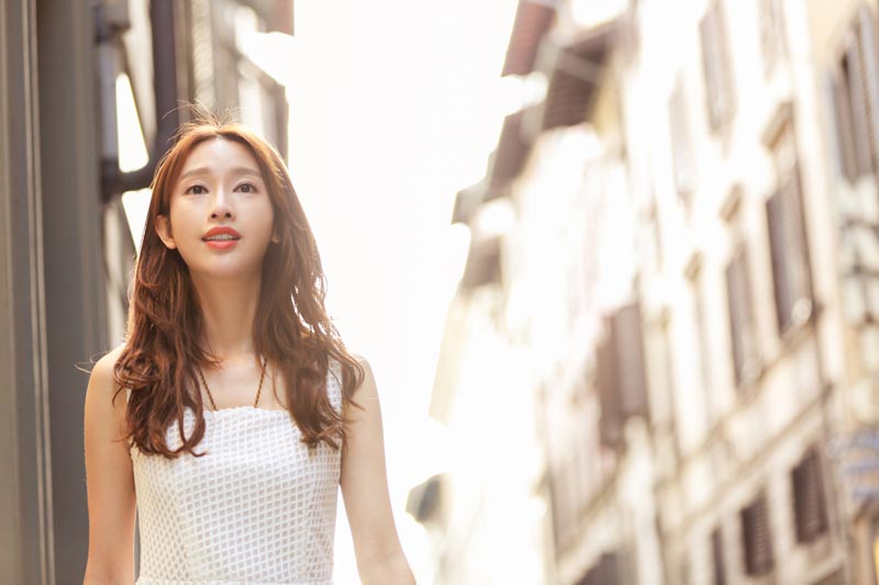 初秋的意大利襯托張儷好膚色