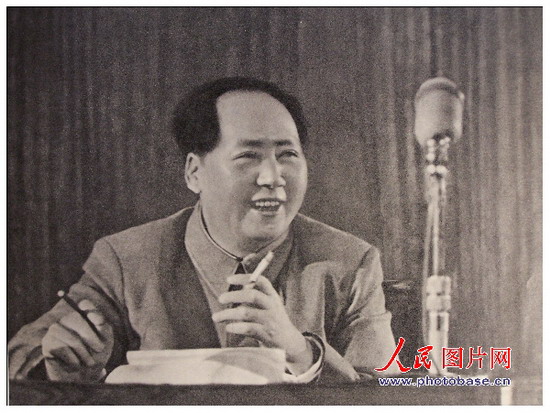 1955年，毛澤東在全國(guó)代表會(huì)議上。