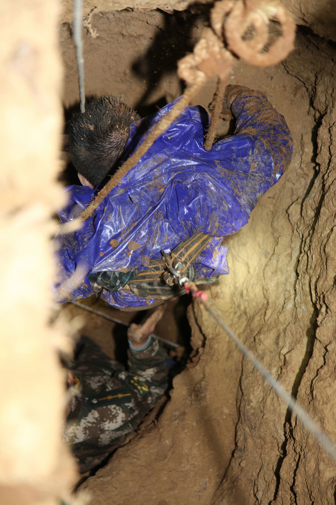 高清：盜墓團(tuán)伙入洞后昏迷 求助巡警遭逮捕