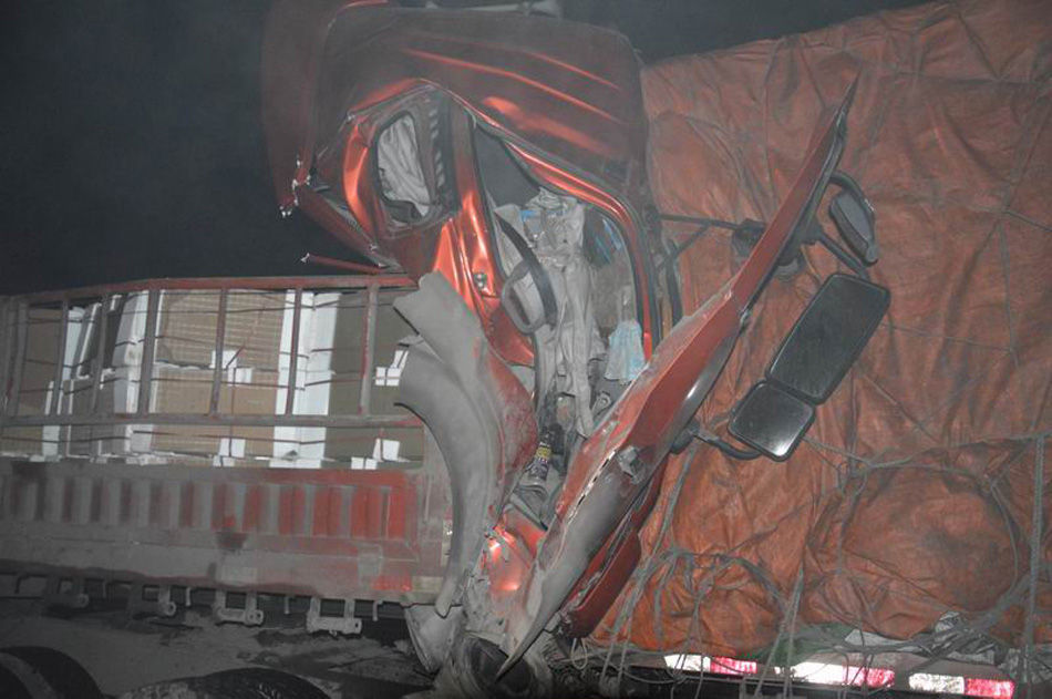 四川高速3死車禍現(xiàn)場上百村民哄搶飲料