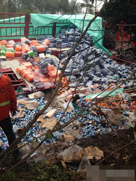 四川高速3死車禍現(xiàn)場上百村民哄搶飲料