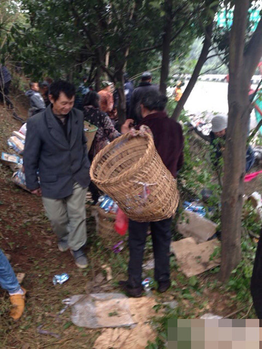 四川高速3死車(chē)禍現(xiàn)場(chǎng)上百村民哄搶飲料