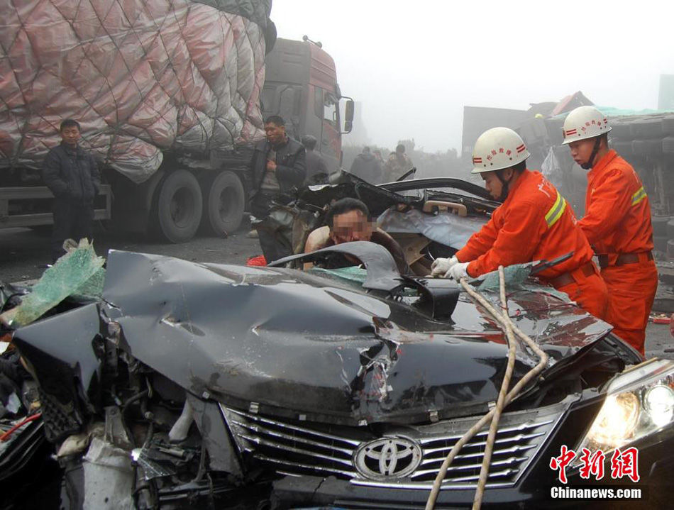 四川高速3死車(chē)禍現(xiàn)場(chǎng)上百村民哄搶飲料