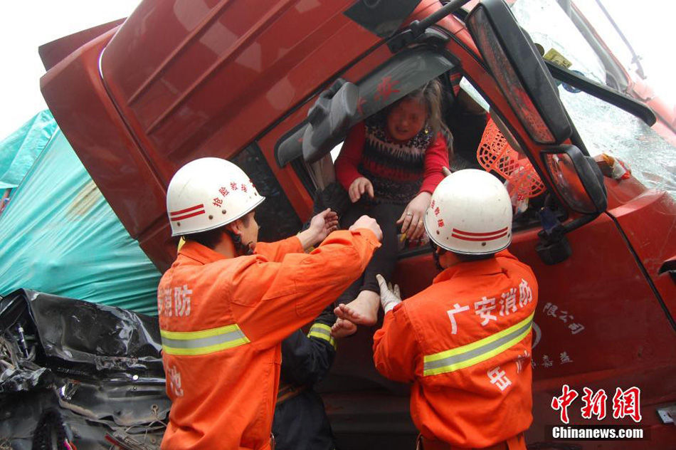 四川高速3死車禍現(xiàn)場上百村民哄搶飲料