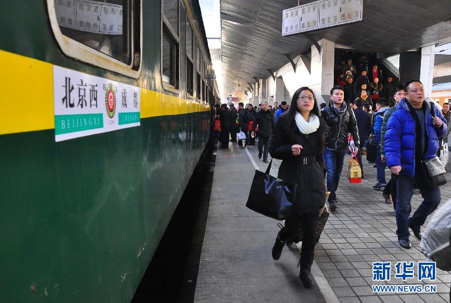 （社會(huì)）（2）成都鐵路局2014年春運(yùn)首趟臨客開(kāi)行