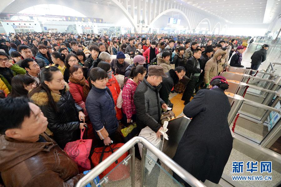 （社會(huì)）（1）客流高峰漸至 全力備戰(zhàn)春運(yùn)