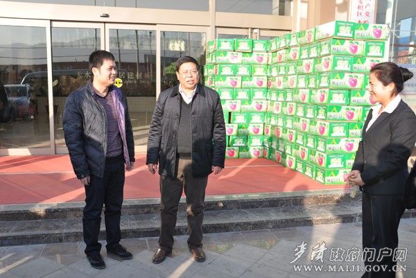 在橋南建材市場(chǎng)慰問(wèn)