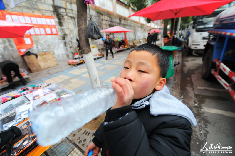 李秋鵬很懂事，一般不在街頭買東西，餓的時候經(jīng)常以水充饑。CFP