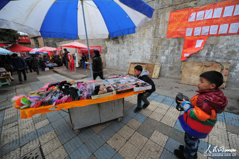 下午6點鐘，一個地段較好的攤位早早收攤，兄弟倆趕緊把攤位搬過去，希望生意能夠好一點。CFP