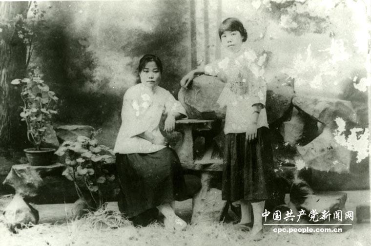 鄧穎超與女師同學(xué)張淑文合影