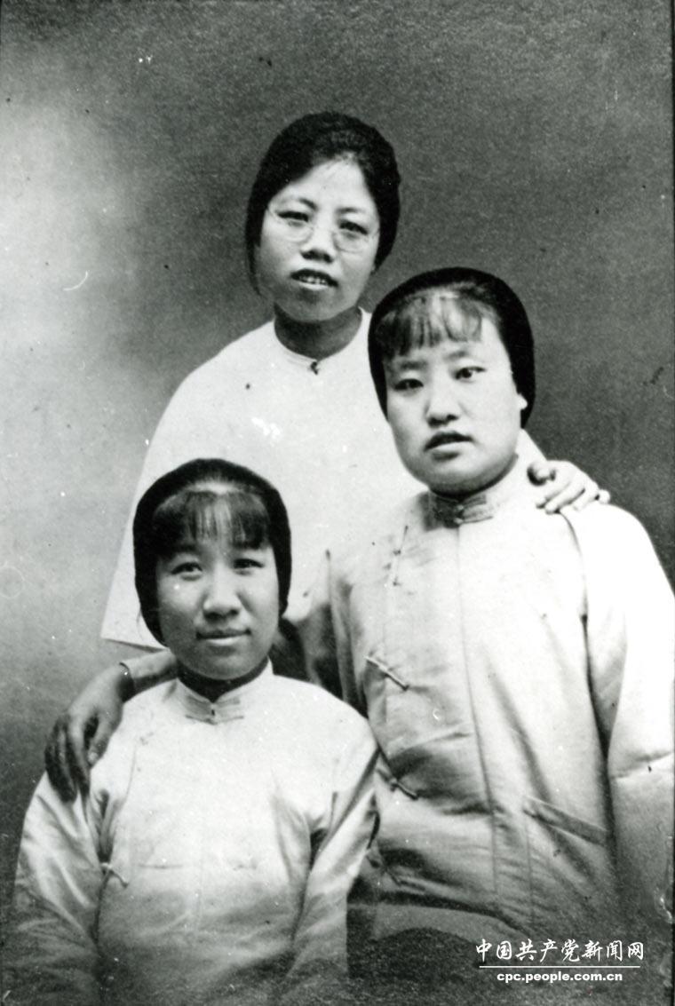 鄧穎超與天津第一女星補習學(xué)校的學(xué)員周嘉瑛等合影