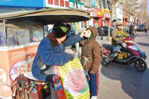 男子拴著自閉癥孩子跑摩的養(yǎng)家 4年用斷5根繩