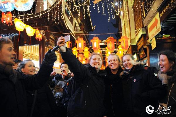 上海豫園元宵夜人山人海 出現(xiàn)60萬人次超大客流【3】