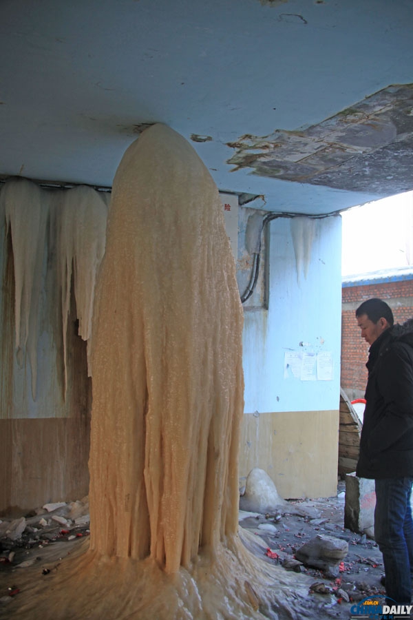 吉林一小區(qū)漏水凍出3米高巨型冰柱