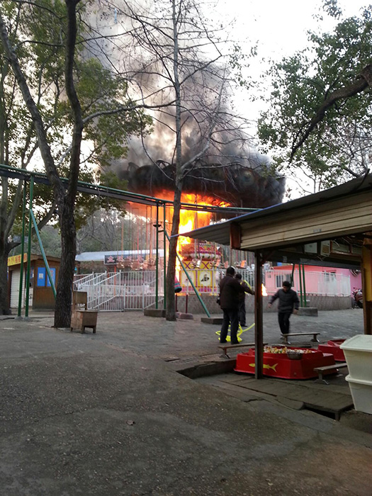 2月19日，湖南烈士公園事發(fā)現(xiàn)場。搖擺飛椅嚴重燒毀。