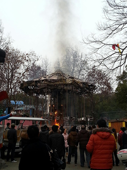 2月19日，湖南烈士公園事發(fā)現場。搖擺飛椅嚴重燒毀。