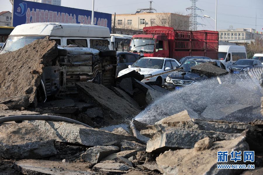 #（社會(huì)）（3）武漢一道路地下疑似發(fā)生沼氣爆炸