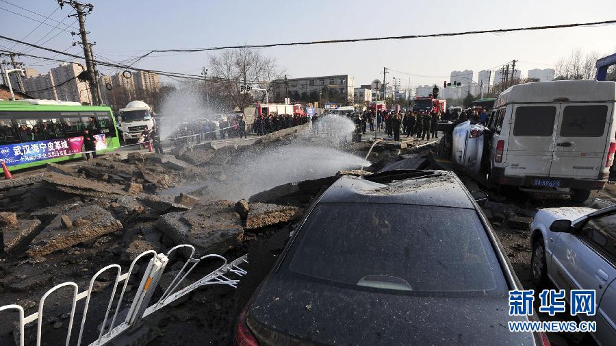 #（社會(huì)）（5）武漢一道路地下疑似發(fā)生沼氣爆炸