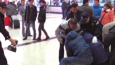 北京站售票廳內(nèi)精神異常男子刀扎民警(圖)