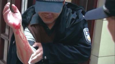 北京站售票廳內(nèi)精神異常男子刀扎民警(圖)