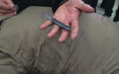 北京站售票廳內(nèi)精神異常男子刀扎民警(圖)