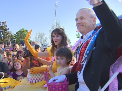 患癌女孩夢想當(dāng)公主美國小鎮(zhèn)千人助其圓夢（圖）