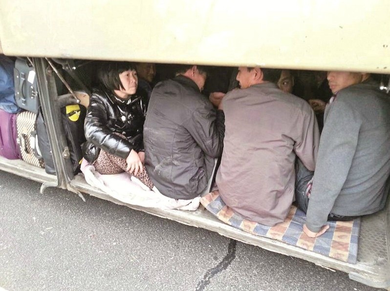 高速交警截停超載大客車 行李艙內(nèi)竟然藏了11人