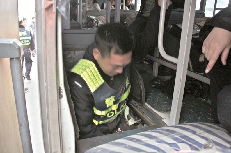 高速交警截停超載大客車 行李艙內(nèi)竟然藏了11人