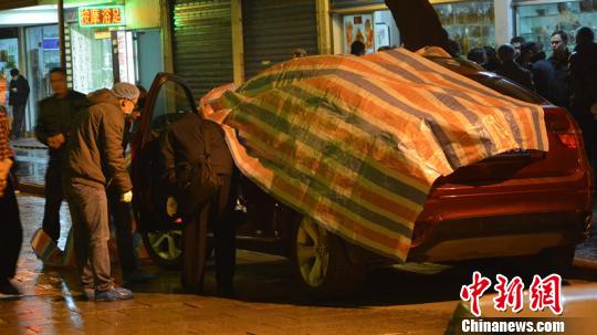 圖為警方正在調(diào)查涉事車輛。　李果　攝src=