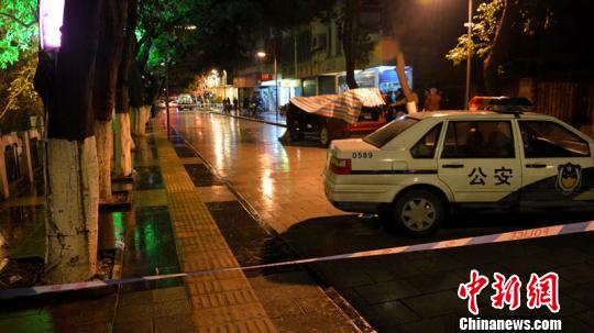 圖為警方正在對案發(fā)路段進行封鎖調(diào)查?！±罟zsrc=