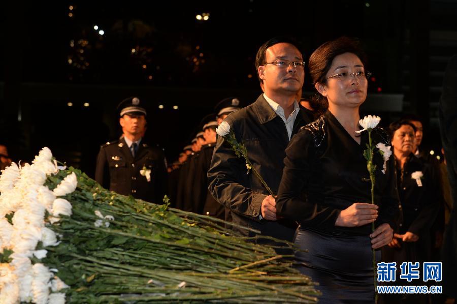 （社會(huì)）（2）昆明市舉行“3·01”嚴(yán)重暴力恐怖事件遇難者祭奠活動(dòng)