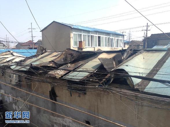 #（新華網(wǎng)）上海一商鋪起火 一家三口死亡