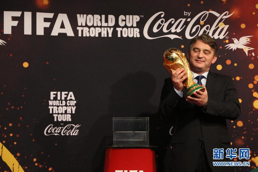 （體育）（1）足球——世界杯：“大力神杯”抵達(dá)薩拉熱窩