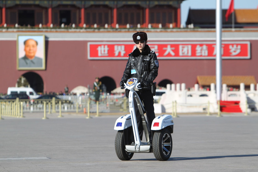 全面出擊 兩會(huì)安保最酷特警車上陣