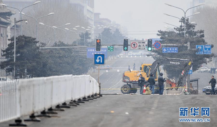 （突發(fā)事件）（2）長春勝利公園門前發(fā)生路面塌陷和燃氣泄漏
