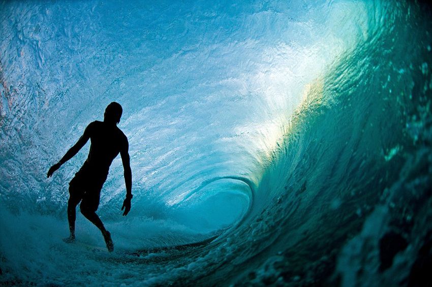 美攝影師冒險拍世界最大海浪 炫彩巨浪洶涌來襲